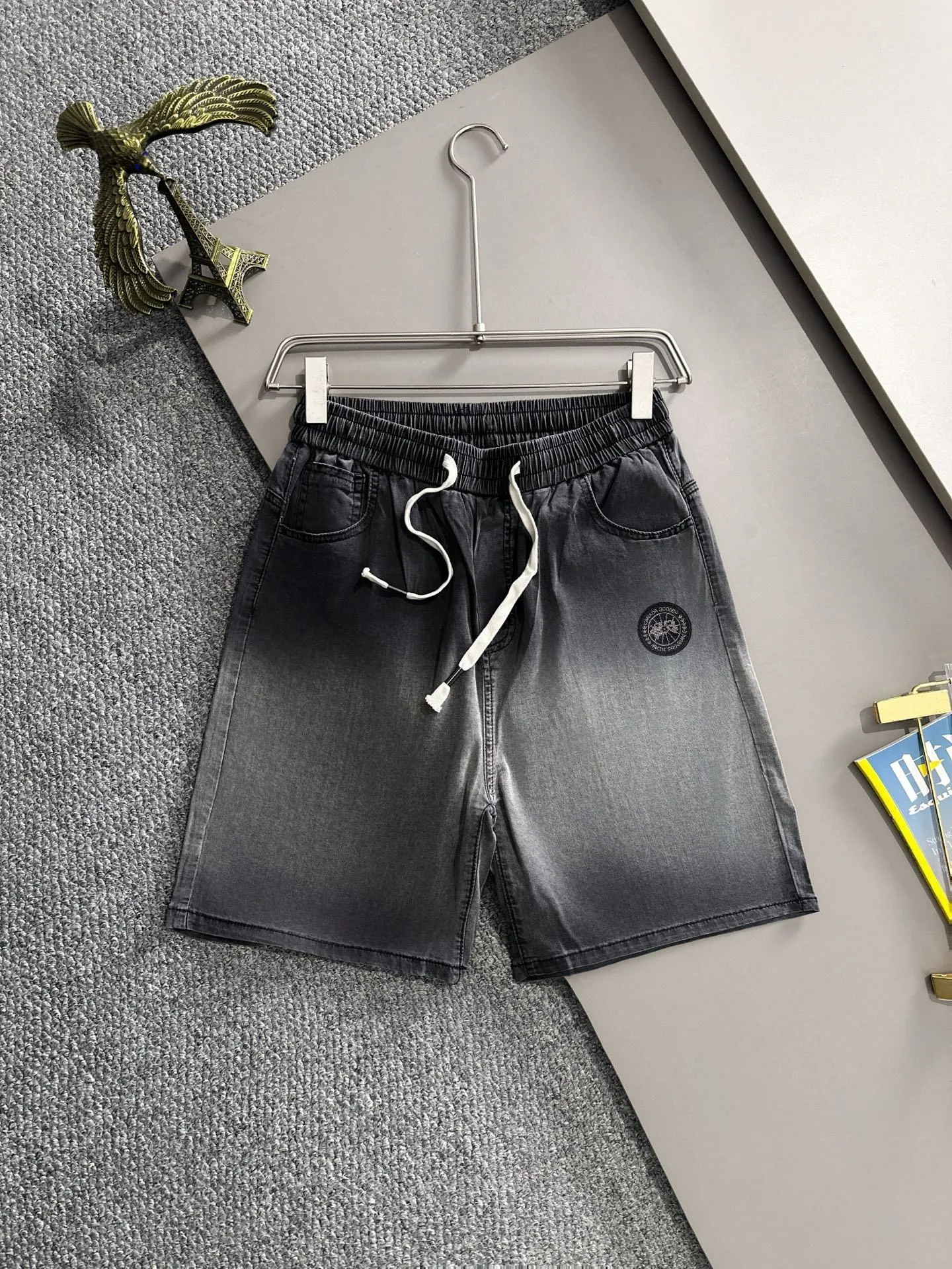 P300 Big Goose 2025 summer new jeans denim shorts are woven from imported Japanese Denim plain cotton denim fabrics. They have three standards. The top stone-washed process makes the texture reach the old taste of the 1980s. It is soft, delicate, comfortable and breathable. The color has a modern and fashionable vicissitudes. The upper body is versatile and fashionable! Light luxury is a must-have item for daily commuting! Size: M-4XL (please state your height and weight when placing an order)